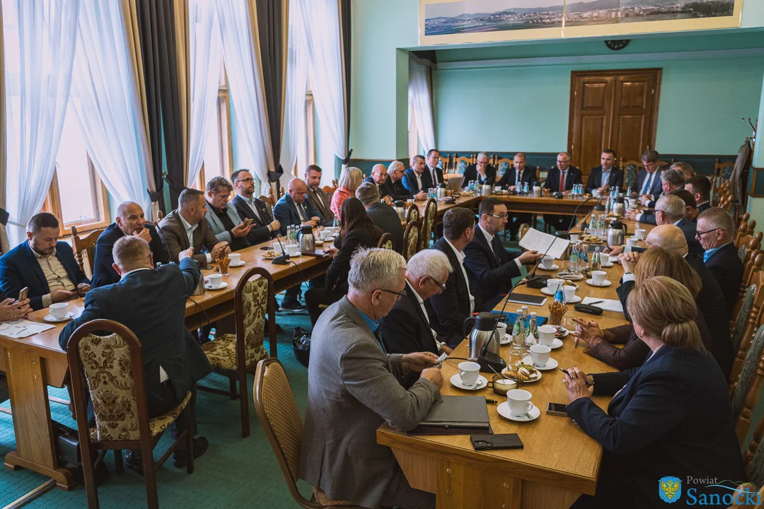 21 starostów jednym głosem w Sanoku